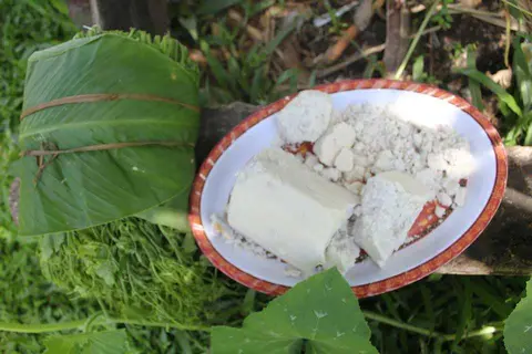 koto hoki pata: hau kenkake pita sokou make yaapoe, / A boundle of greens/veges called "sokoumake" in local venercular and a dish of uncooked sago.