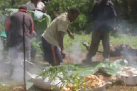 Koto hokipa:ta:ta: ma:na: mendane yawaluekeme luendialeme eki make nee yawala:  / The prepared vegestables with the row pork meats