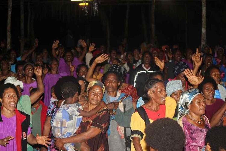 Women in worship.jpg Women in worship.jpg